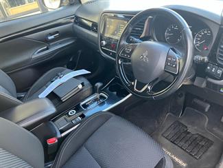 2022 Mitsubishi Outlander - Thumbnail