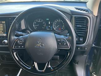 2022 Mitsubishi Outlander - Thumbnail