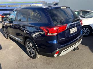 2022 Mitsubishi Outlander - Thumbnail