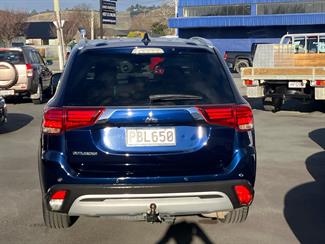 2022 Mitsubishi Outlander - Thumbnail