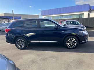 2022 Mitsubishi Outlander - Thumbnail