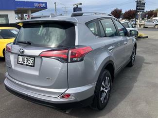 2018 Toyota Rav4 - Thumbnail