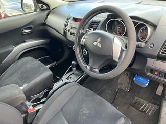 2005 Mitsubishi Outlander - Thumbnail