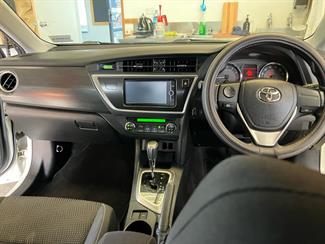 2012 Toyota Auris - Thumbnail
