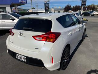 2012 Toyota Auris - Thumbnail